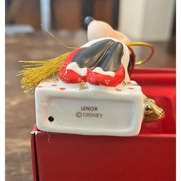 Lenox 895792 2024 Minnie Mouse Sitting On A Gift Ornament, Christmas - Picture 4 of 7